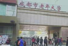 62歲的朱光文終于收到了成都市老年大學(xué)的錄取通知書(shū)