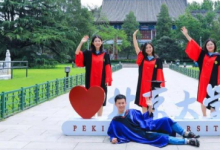 北京大學(xué)2020屆畢業(yè)生通過(guò)網(wǎng)絡(luò)參加了云畢業(yè)典禮